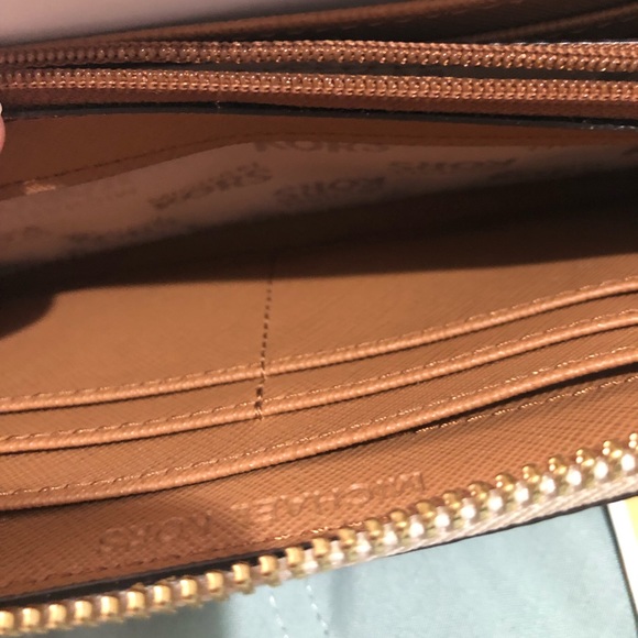 Michael Kors- Jet Set Travel MK Monogram Wallet in Vanilla - PRICE FIRM - Picture 11 of 13